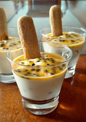 Una foto de Mousse de maracuyá