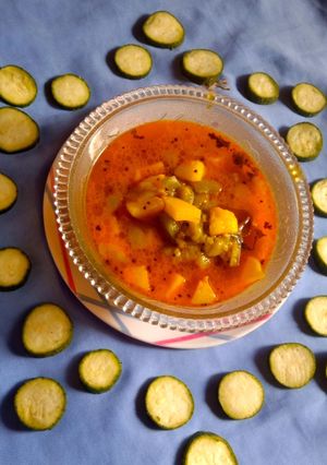ગલકા બટાકા નું શાક (Galka Bataka Shak Recipe In Gujarati) રેસીપી મુખ્ય ફોટો
