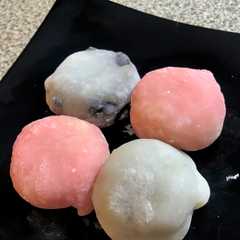 A picture of DAIFUKU (Pastelito de Arroz con Pasta de Frijol Dulce).