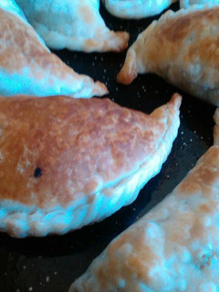 Una foto de Empanadas de verduras, carne, manzana y queso azul
