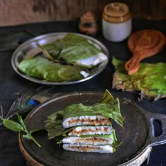 A picture of Ela ada / rice steam cake with coconut jaggery filling.