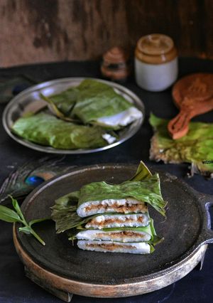 A picture of Ela ada / rice steam cake with coconut jaggery filling.
