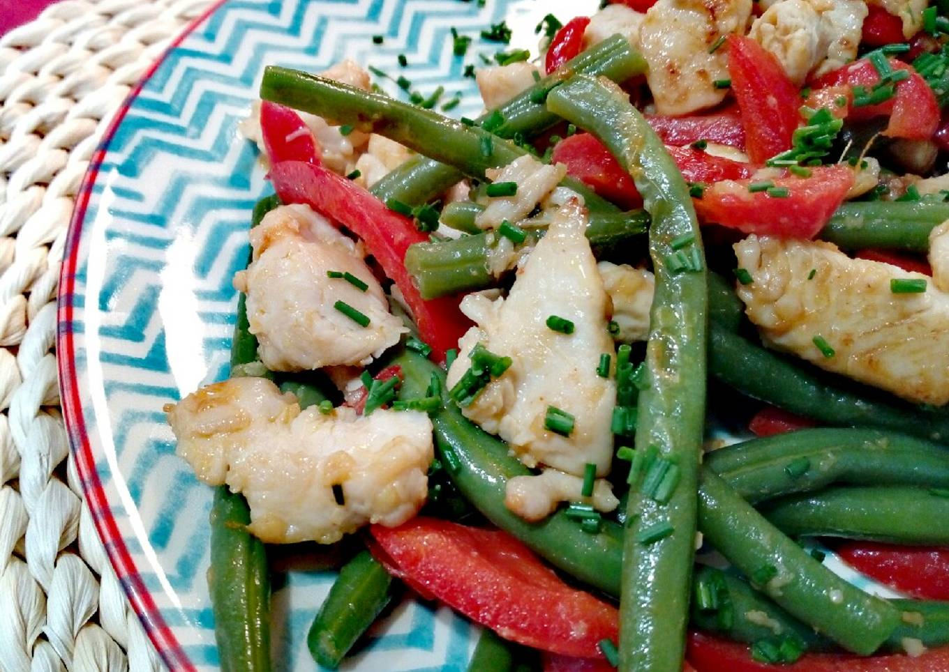Pollo salteado con verduras al jengibre y salsa de ostras