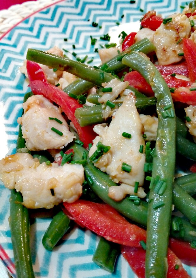 Una foto de Pollo salteado con verduras al jengibre y salsa de ostras