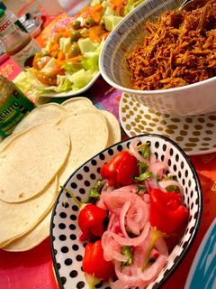 Una foto de Cebolla encurtida con naranja y chiles