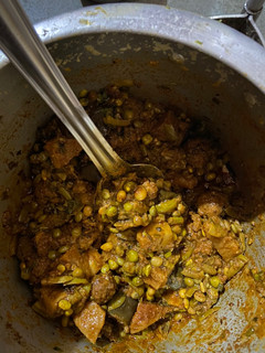 A picture of Undhiyu.