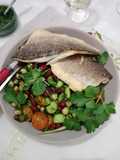 Lubina en salsa verde y ensalada de legumbres