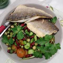 Una foto de Lubina en salsa verde y ensalada de legumbres
