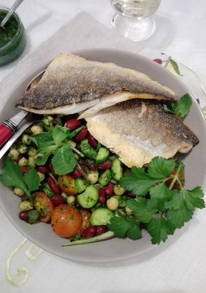Una foto de Lubina en salsa verde y ensalada de legumbres