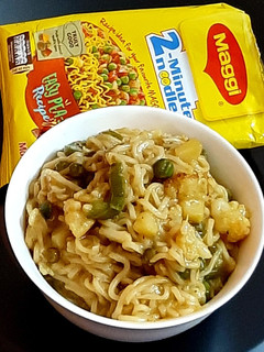 ভেজিটেবল ম্যাগি (vegetable maggi recipe in bengali) রেসিপির প্রধান ছবি