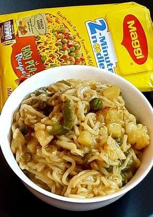 ভেজিটেবল ম্যাগি (vegetable maggi recipe in bengali) রেসিপির প্রধান ছবি