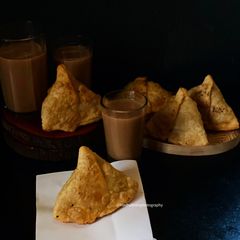A picture of Samose aur Chai.