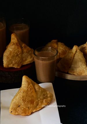 A picture of Samose aur Chai.