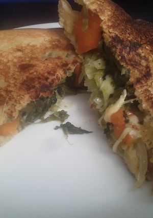 Una foto de Sándwich de Espinacas y zanahorias marinadas!!!