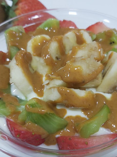 Una foto de Frutas con yogur, crema de cacahuetes🍓🥝🥜