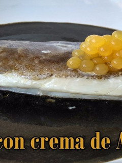 Una foto de Bacalao con crema de Ajo negro