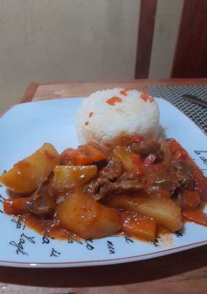 Una foto de Estofado de carne con arroz