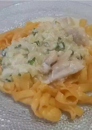 Una foto de Fideos con pollo al verdeo y crema