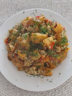 O poză a rețetei Cartofi prăjiți cu legume și piept de pui.