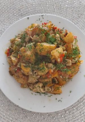 O poză a rețetei Cartofi prăjiți cu legume și piept de pui.