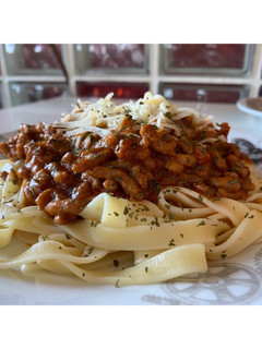 Una foto de Tallarines con salsa boloñesa