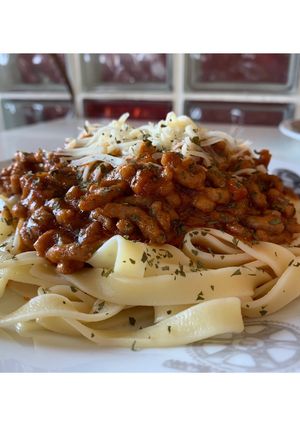 Una foto de Tallarines con salsa boloñesa