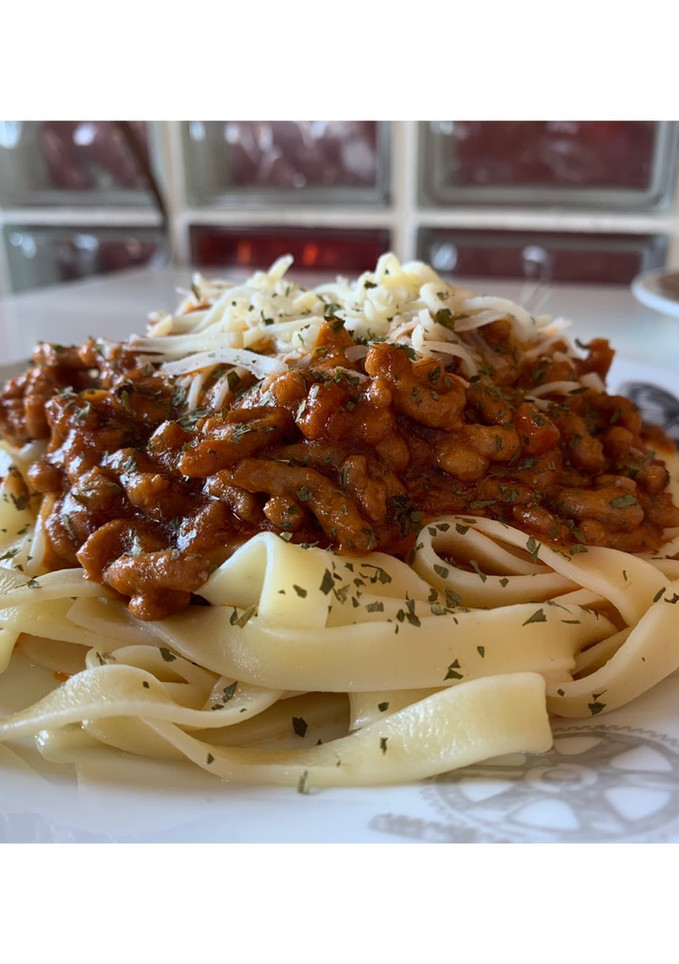 Una foto de Tallarines con salsa boloñesa
