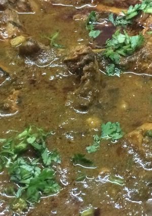 A picture of Chicken in palak paste.