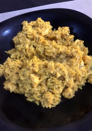 Una foto de Pollo al curry con arroz