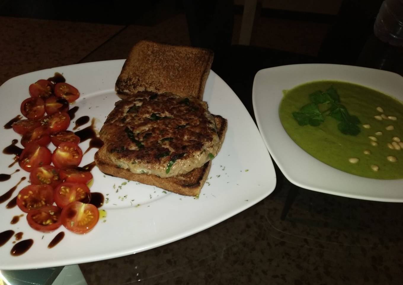 Hamburguesa de espinacas y crema de verduras