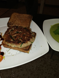 Una foto de Hamburguesa de espinacas y crema de verduras