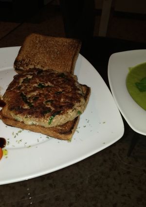 Una foto de Hamburguesa de espinacas y crema de verduras