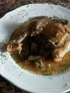 Una foto de Pollo con salsa de setas