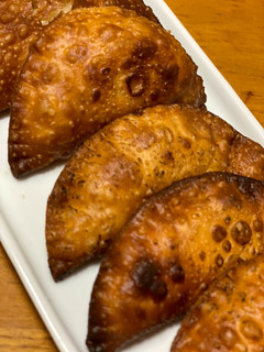 Una foto de Empanadillas de queso cabra y mermelada de tomate