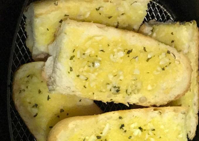 Độc đáo với công thức bánh mỳ bơ tỏi cũng chính vì lò vi sóng