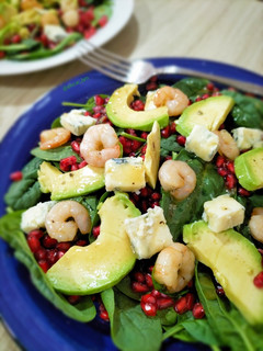 Una foto de Ensalada de espinacas con granada, aguacate, gambas y gorgonzola