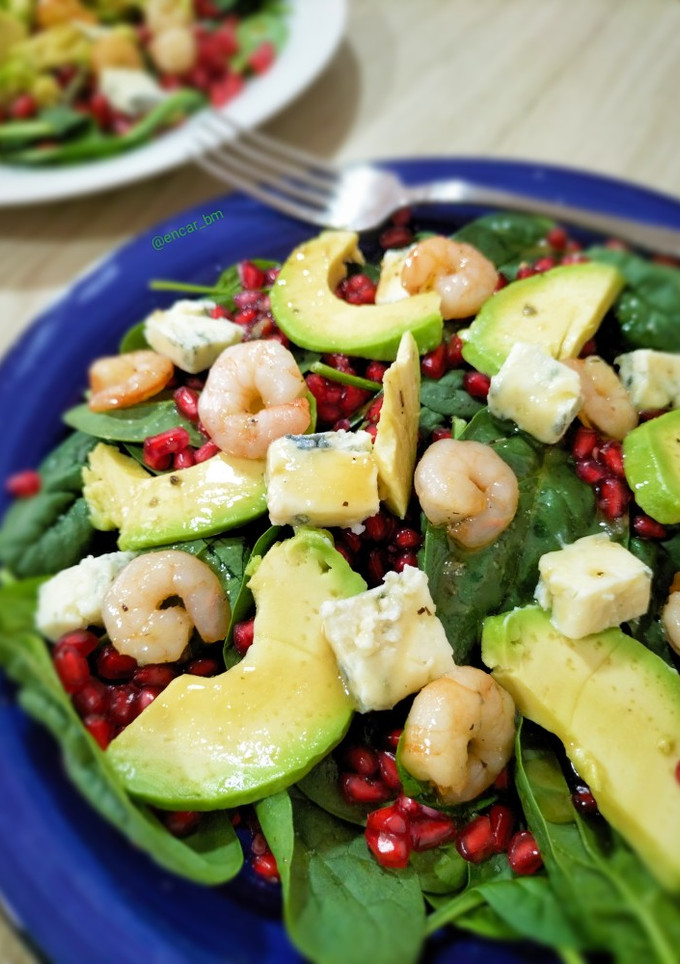 Una foto de Ensalada de espinacas con granada, aguacate, gambas y gorgonzola