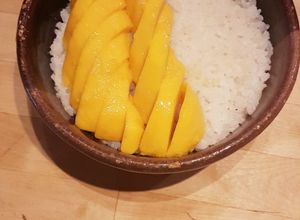 Una foto de Arroz con coco y mango