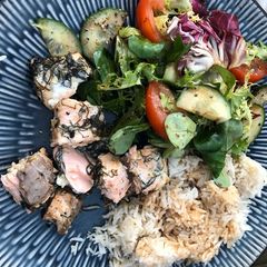 A picture of Salmon with dill.