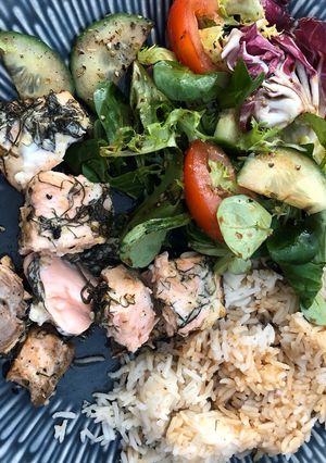 A picture of Salmon with dill.