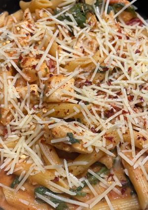 A picture of Shadra's Chicken Spinach Pasta.