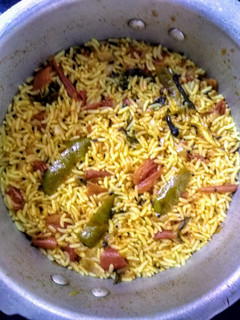 தக்காளி சாதம் வித் தயிர் பச்சடி (Thakkaali saatham with thayir pachadi recipe in tamil) செய்முறை முக்கிய புகைப்படம்