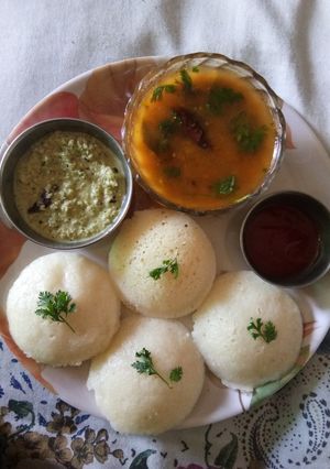 रवा इडली सांभर (Rava idli sambar recipe in hindi) रेसिपी मुख्य फोटो