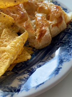 Una foto de Trenza de hojaldre con pavo y queso