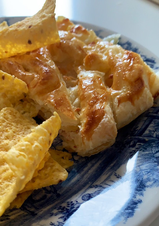 Una foto de Trenza de hojaldre con pavo y queso
