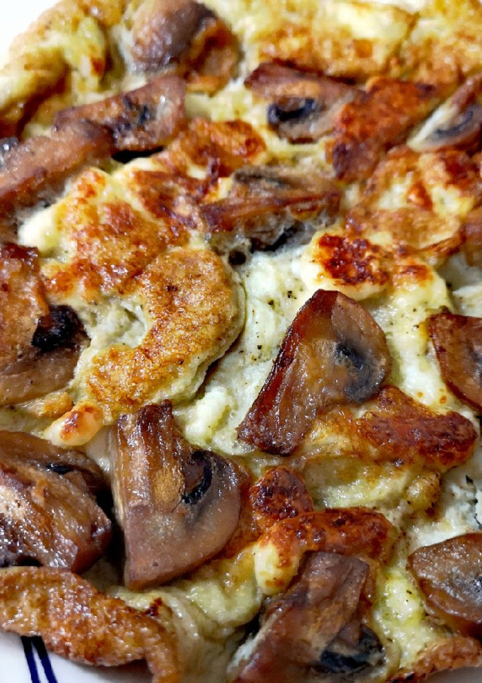 Una foto de Tortilla de champiñones y queso fresco