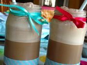 Una foto de malteada de café