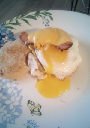 A picture of Muffins on Eggs.