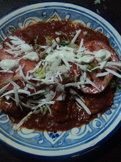 Una foto de Enchiladas navideñas con salsa de 13 chiles mexicanos estilo ranchero las Correa del Ocote