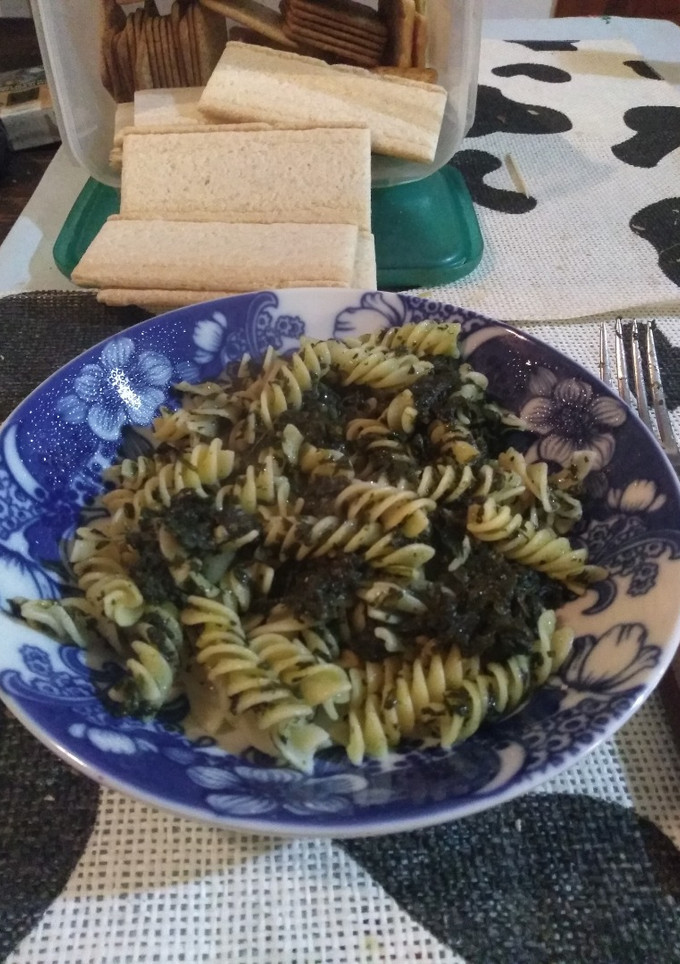 Una foto de Fideos con espinacas salteadas